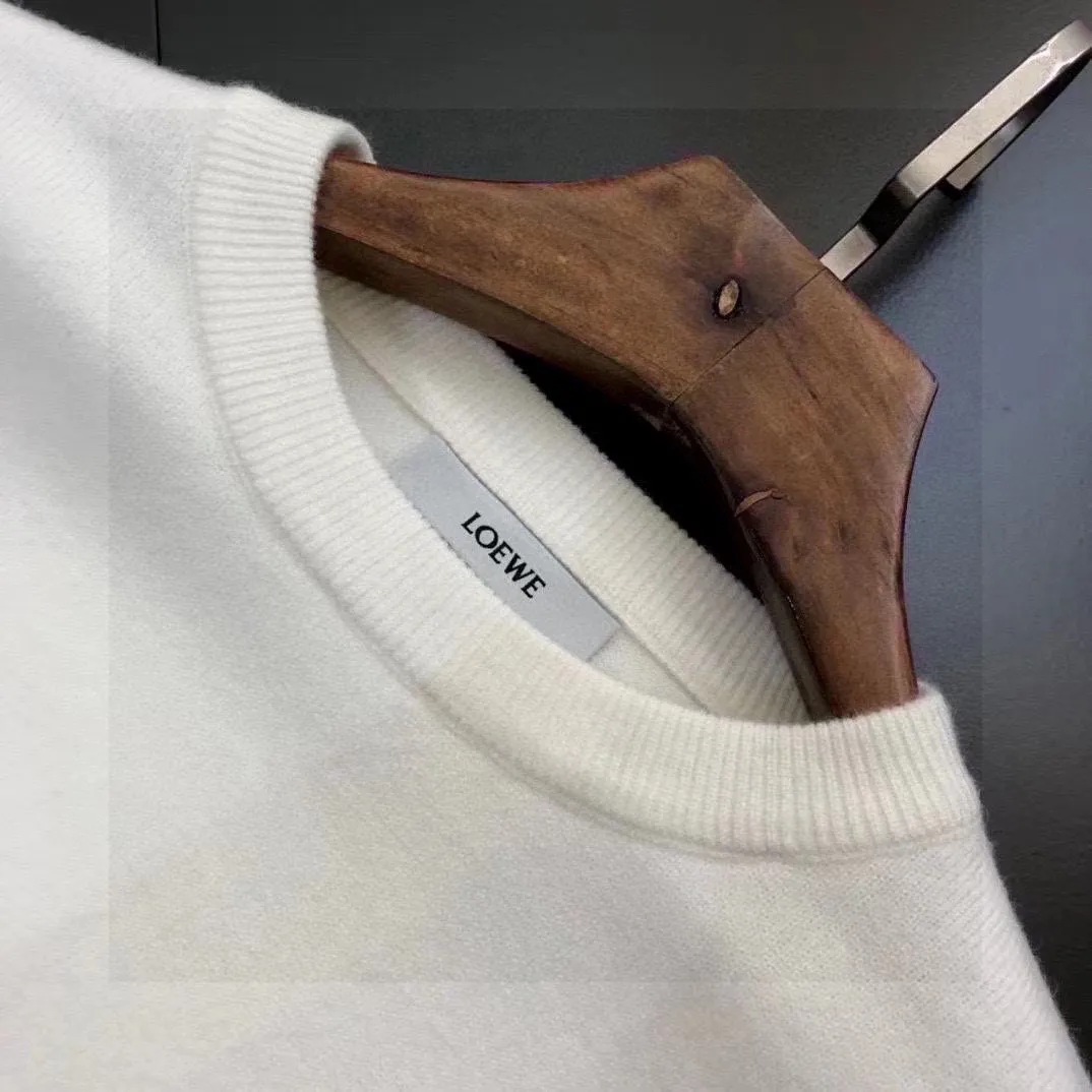🅿️240 【LV Louis Vuitton】Autumn and winter classic round neck pullover sweater, in full condition! ! ! Wool blended fabric, the latest model in 2025, golden ratio! ! Slim-fitting soft gold, versatile and practical item, the combination and practicality are extremely powerful, simple and elegant, and classy! To create your own style, it is highly recommended to buy it in two colors. The standard slim fit tailoring process is suitable for both young and old men. It is knitted from wool and will not cause any discomfort! While keeping warm, it is stylish, textured and wearable, and the classic logo with contrasting colors on the chest feels in place! ! Recommended for regular customers! ! Size M-3XL (maximum wear: 190 pounds)